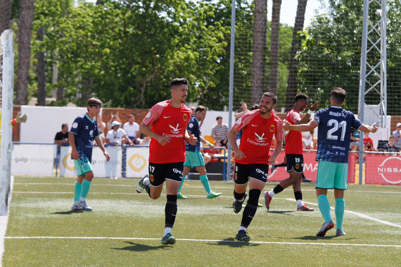 El Montijo celebra su permanencia en el Emilio Macarro