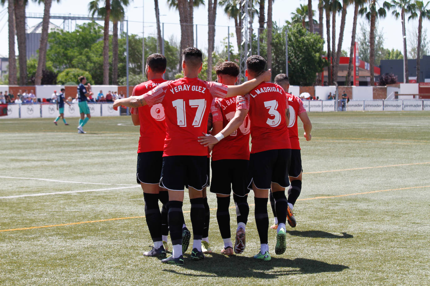 El Montijo celebra su permanencia en el Emilio Macarro