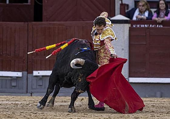 El diestro Ginés Marín durante la faena al sexto de la tarde en el cuarto festejo de la Feria de San Isidro.