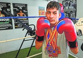 Carlos Díaz posa con algunas de las medallas que ha conseguido como boxeador.