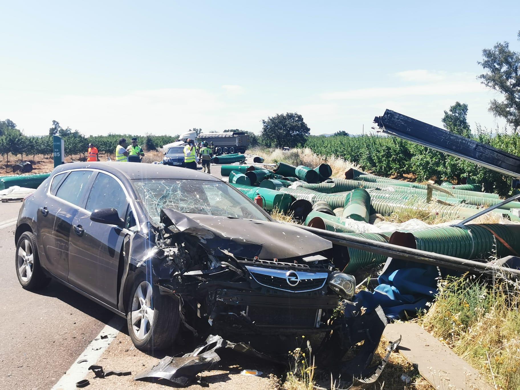Así han quedado los vehículos tras el accidente en Santa Amalia