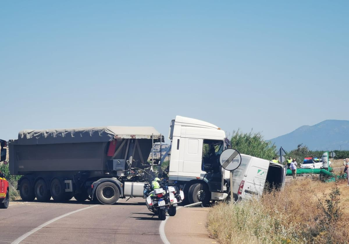 El desplazamiento de la carga de un camión provoca el aparatoso accidente de Santa Amalia