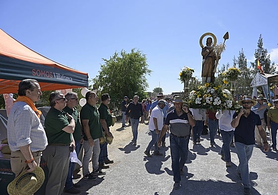 El candidato de Ciudadanos (Izda.) al paso de San Isidro este lunes en Villafranca.