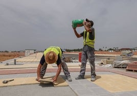 Dos trabajadores del sector de la construcción en junio del año pasado en Badajoz.