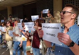 Funcionarios de Justicia, este martes a las puertas de los juzgados de Badajoz.