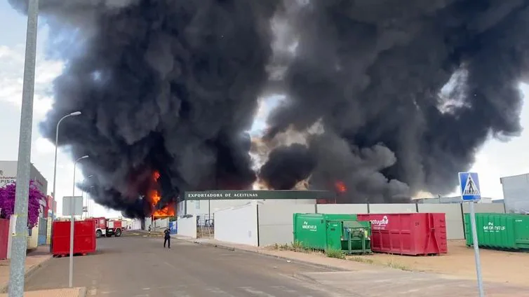 Arde una empresa de reciclaje en el polígono industrial de Almendralejo