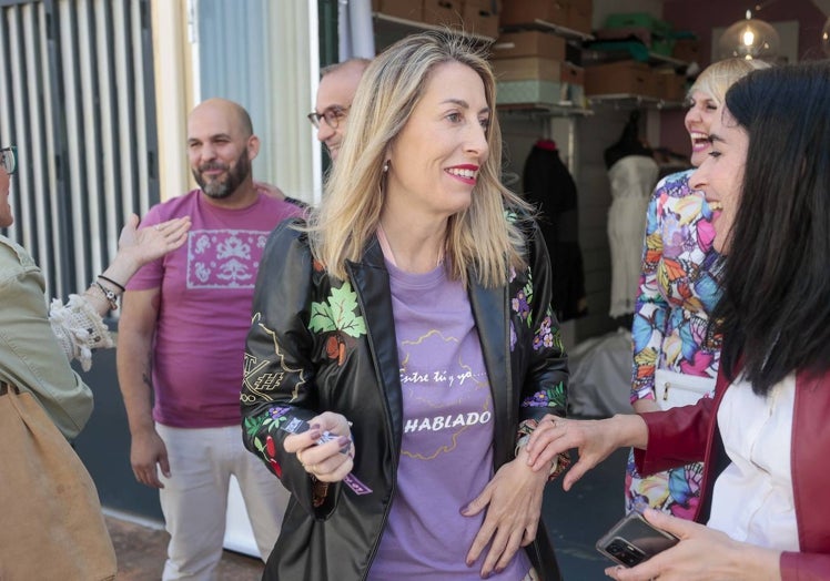 La candidata, con la cazadora, la camiseta y en la mano derecha, el llavero con la inscripción 'La extremeña'.