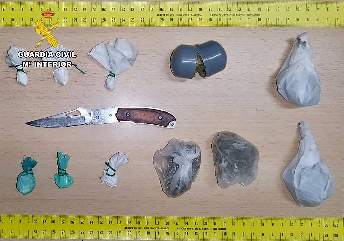 Droga intervenida a los tres ocupantes de un vehículo en Malpartida de Cáceres.