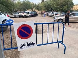 Una valla avisa de la prohibición de estacionar a partir de las tres de la tarde.