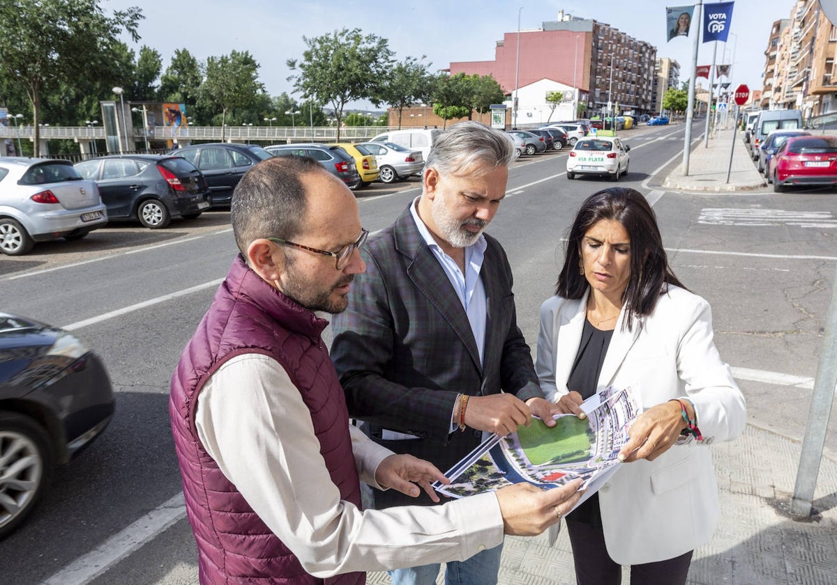 Fernando Pizarro, en la avenida del Valle, donde ha presentado el proyecto.