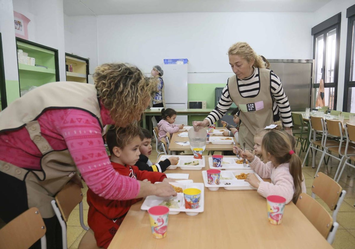 Usuarios del comedor escolar en un colegio de Mérida.