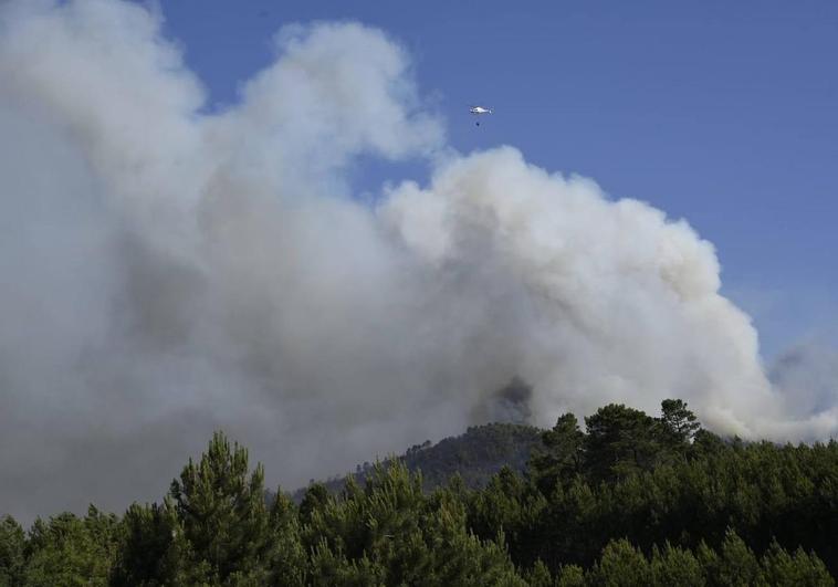 Confinan a los vecinos de Ovejuela por el incendio de Las Hurdes, que sigue descontrolado