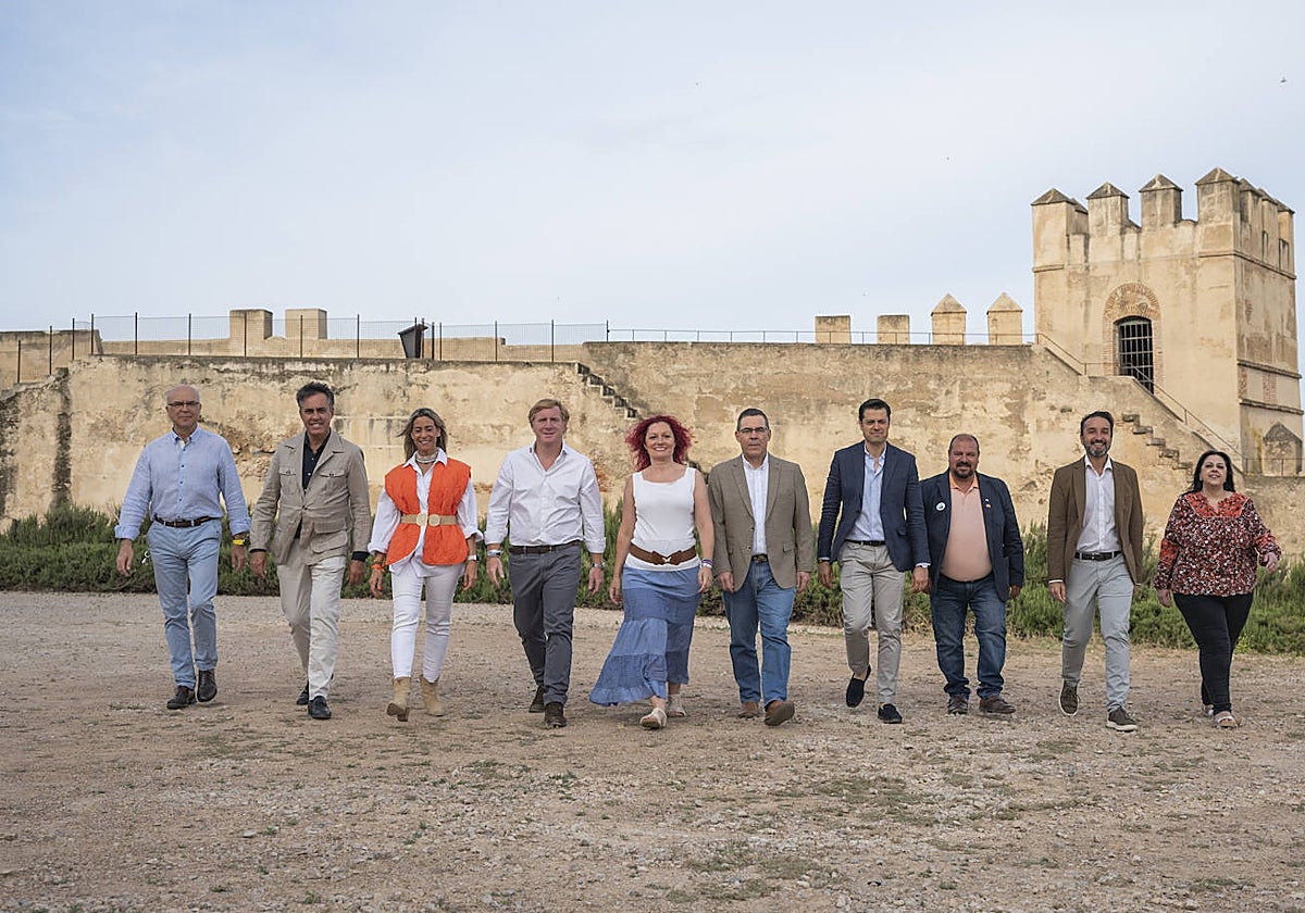 De izquierda a derecha: Carlos Díaz, Joaquín Parra, Ángela Roncero, Ignacio Gragera, Erika Cadenas, Marcelo Amarilla, Alejandro Vélez, José Ramón Gamero, Ricardo Cabezas y Carmen Flores posan en la Alcazaba para HOY.