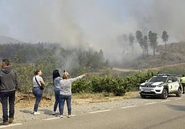 Vecinos cerca de la zona afectada por el fuego.