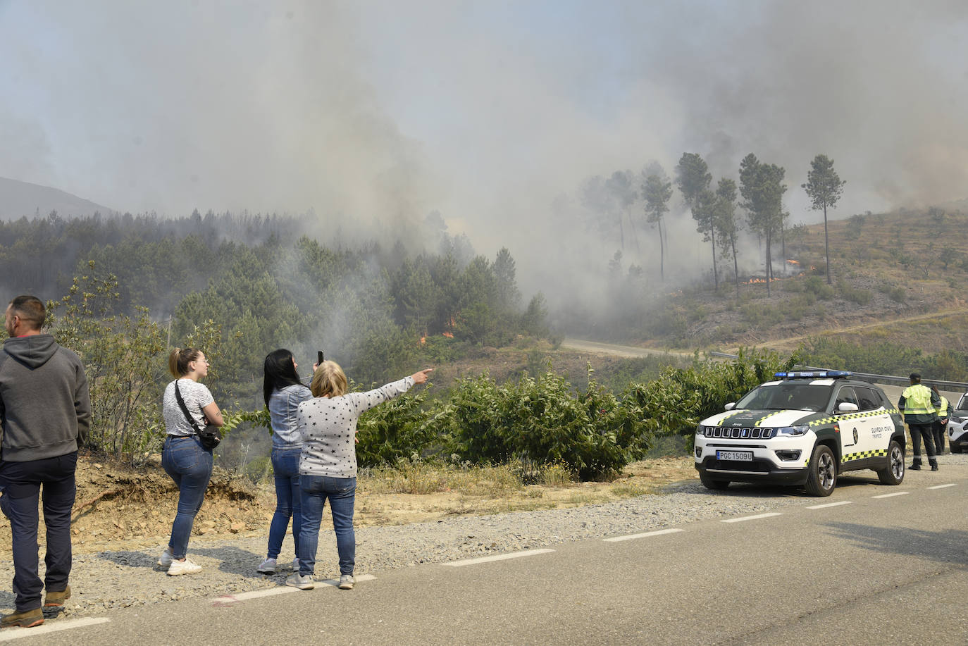 Vecinos cerca de la zona afectada por el fuego.