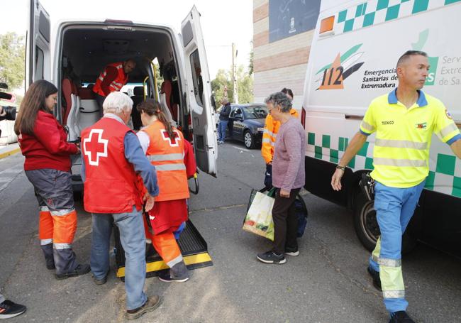 Cruz Roja y recursos sanitarios del SES atienden a los evacuados.