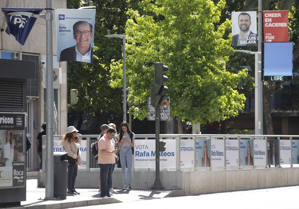 Carteles electorales de Rafael Mateos y Luis Salaya en la avenida Clara Campoamor de Cáceres.