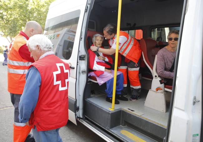 Cruz Roja ayuda a evacuar a los vecinos de los municipios desalojados.