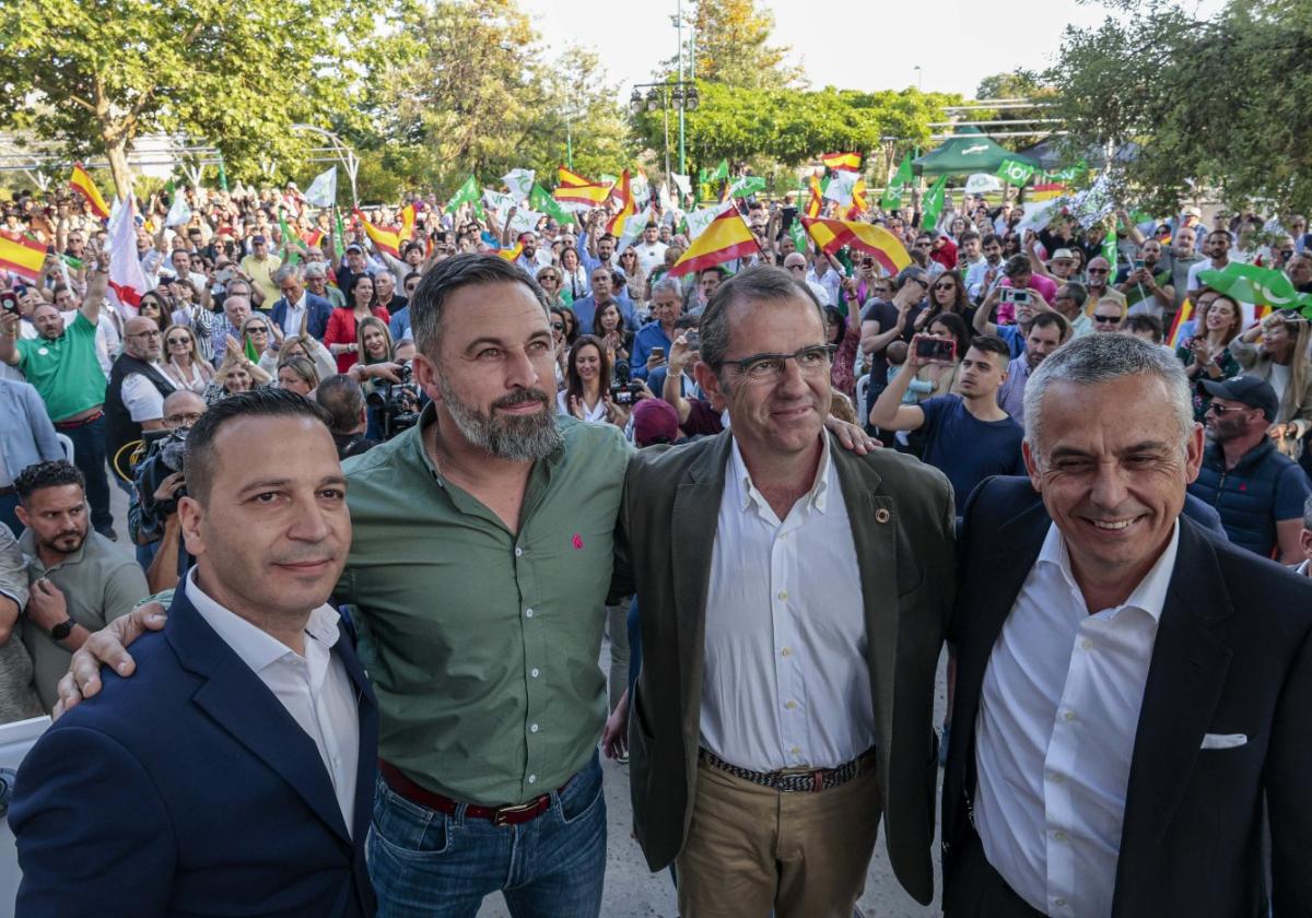 El líder de Vox, Santiago Abascal, junto a Óscar Fernández, Eduardo Gutiérrez y Ángel Pelayo Gordillo en el parque Padre Pacífico de Cáceres.