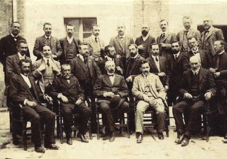 Unamuno en 1908 en Cáceres, con el claustro de profesores del Instituto. Unamuno está sentado en el centro y a su lado, con traje claro, Manuel Castillo.