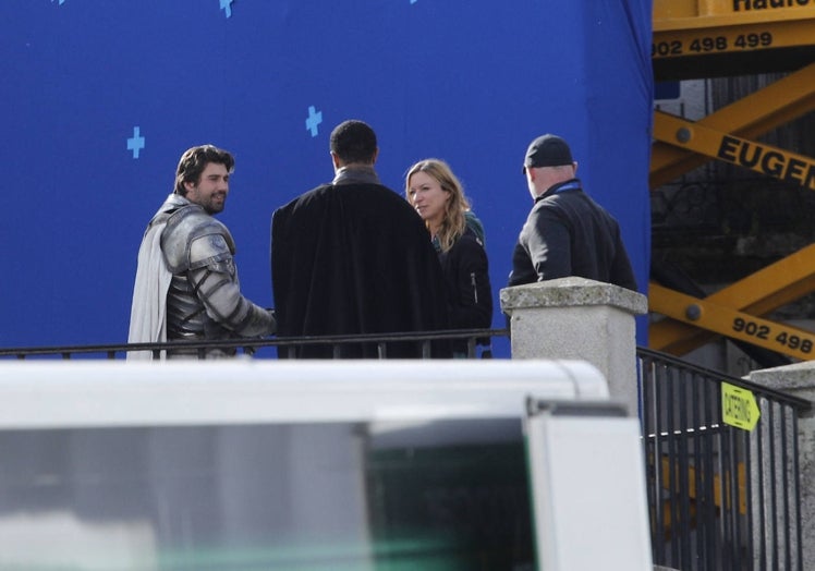 Imagen principal - Arriba, a la izquierda, el actor Fabien Frankel durante un momento del rodaje. Abajo, figurantes en la muralla y aspecto de la Plaza Mayor, tomada por la grúa y varios vehículos. También se ha montado una carpa en el Foro de los Balbos.