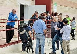 Vecinos desalojados de los municipios afectados por el fuego en el pabellón de Moraleja.