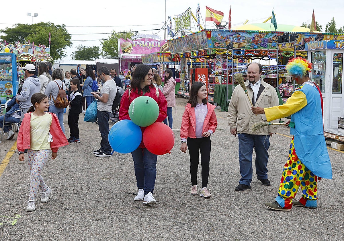 Imagen de la fachada de la feria que empezará a lucir a partir de mañana martes.