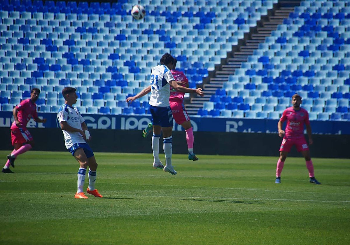 Acción del duelo entre el Deportivo Aragón y el Coria en La Romareda.