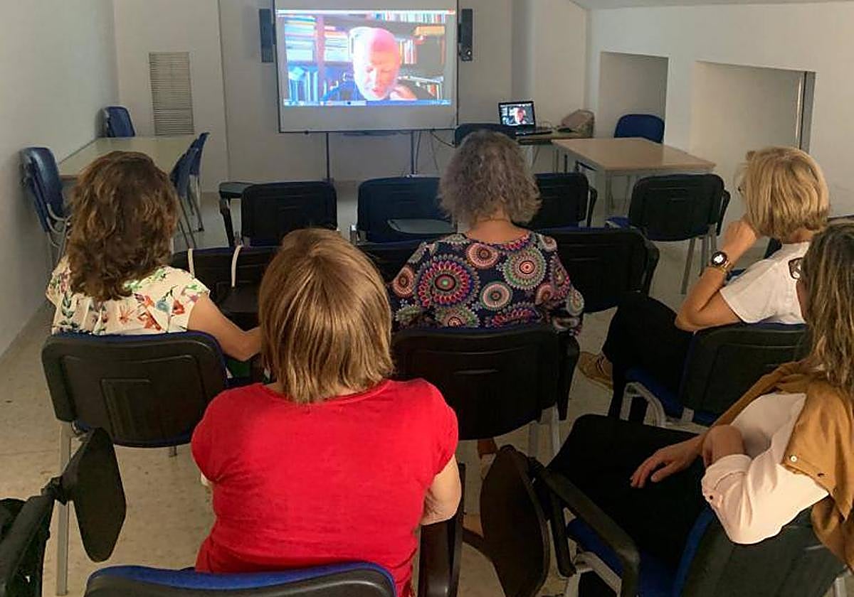 Encuentro virtual con el escritor Arturo Picazo.