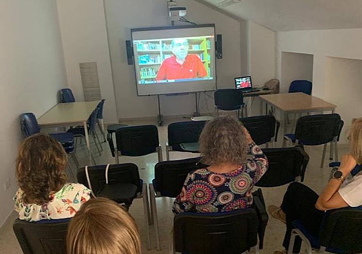 Imagen principal - Varios usuarios disfrutaron del encuentro virtual con el autor Arturo Picazo