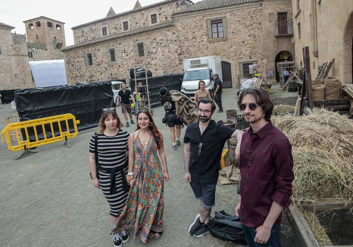 De izquierda a derecha, los italianos Noelle Mazzoni, Federica Bocco, Matteo Barbagallo y Damiano Vandi en la Plaza de Santa María.