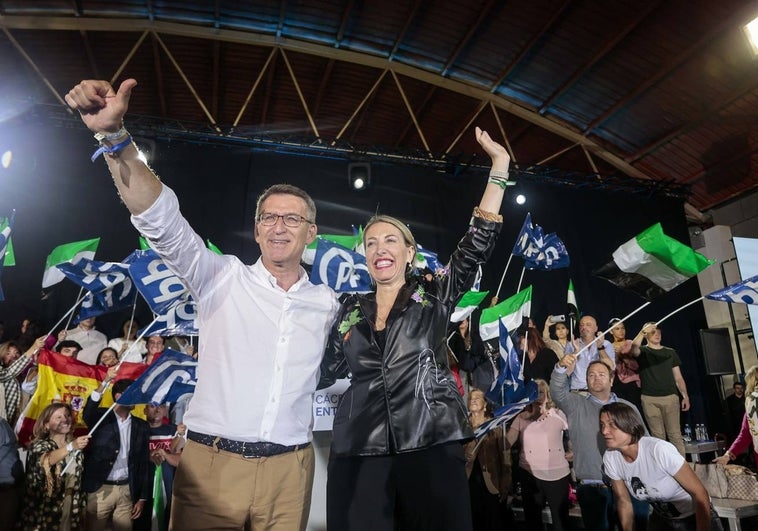 Alberto Núñez Feijóo y María Guardiola saludan a los suyos al final del mitin de este martes en Cáceres.