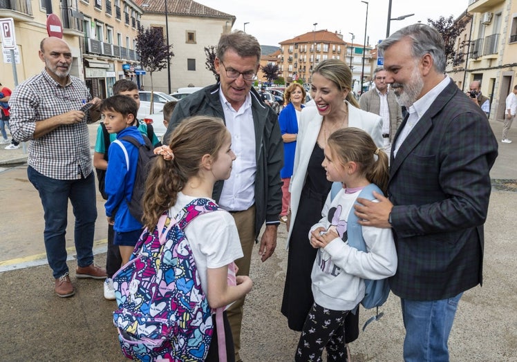 El líder nacional de los populares estuvo este martes por la mañana en Plasencia, con María Guardiola y Fernando Pizarro.