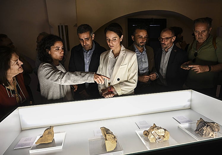 La codirectora de las excavaciones de Casas del Turuñuelo Esther Rodríguez; el vicepresidente de la diputación de Badajoz, Ricardo Cabezas y la Consejera de Cultura, Nuria Flores