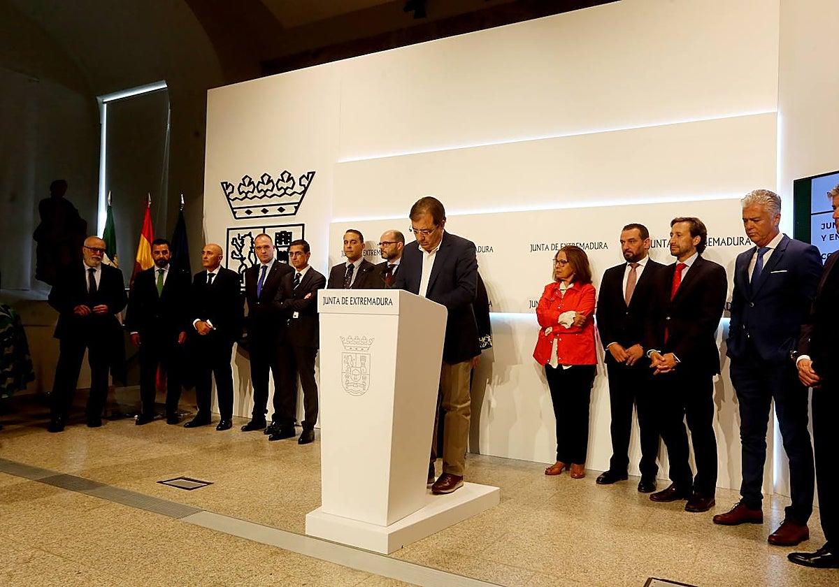 Guillermo Fernández Vara suscribe el convenio con las entidades financieras, esta mañana, en Presidencia de la Junta.