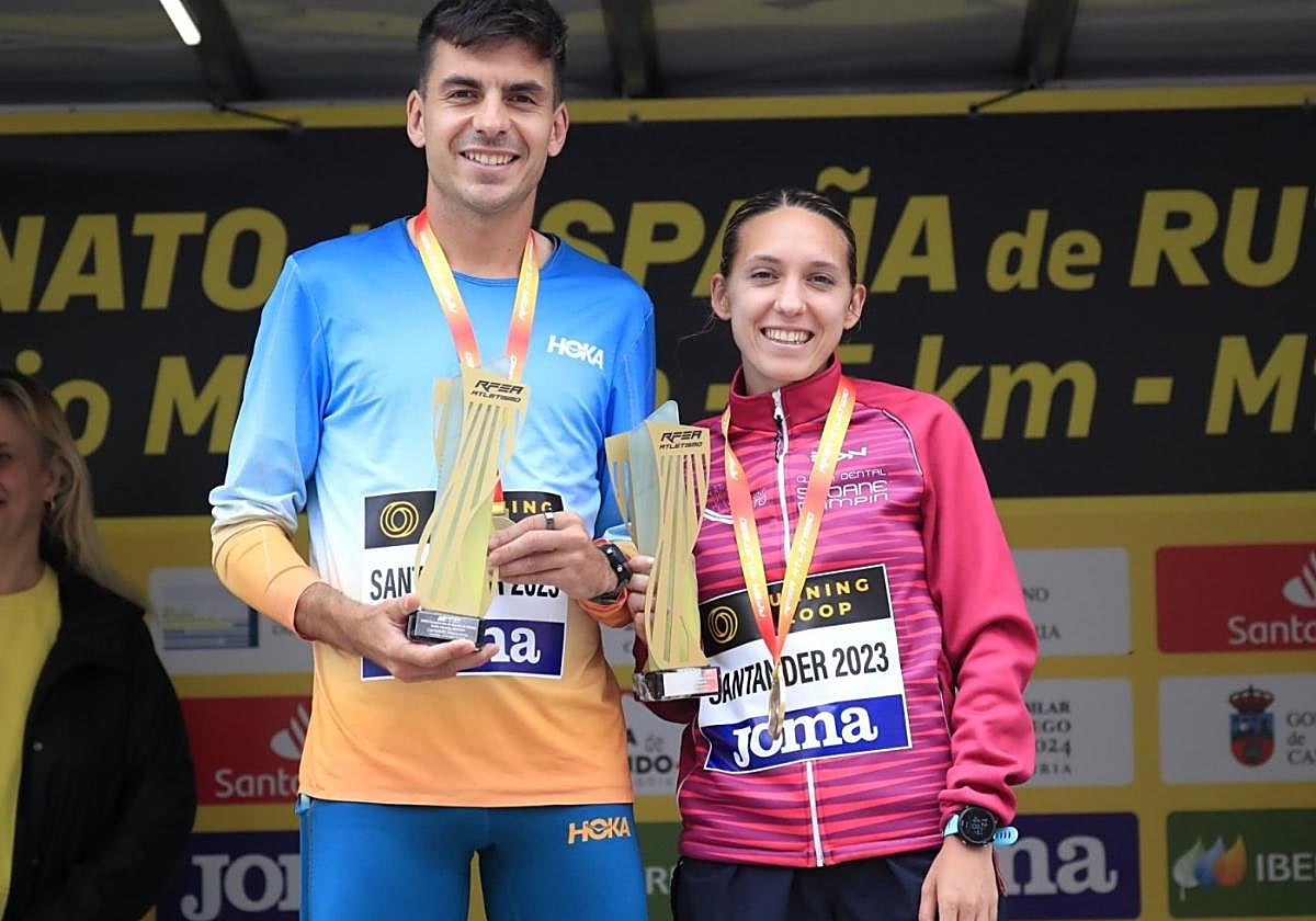Laura Luengo y Yago Rojo en el podio como campeones de España.