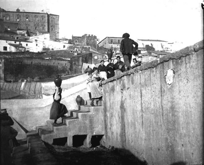 Fuente Concejo en 1917 fotografiado por el hijo de Sorolla, cuando fue con su padre y Castillo a buscar inspiración para el cuadro de Extremadura.