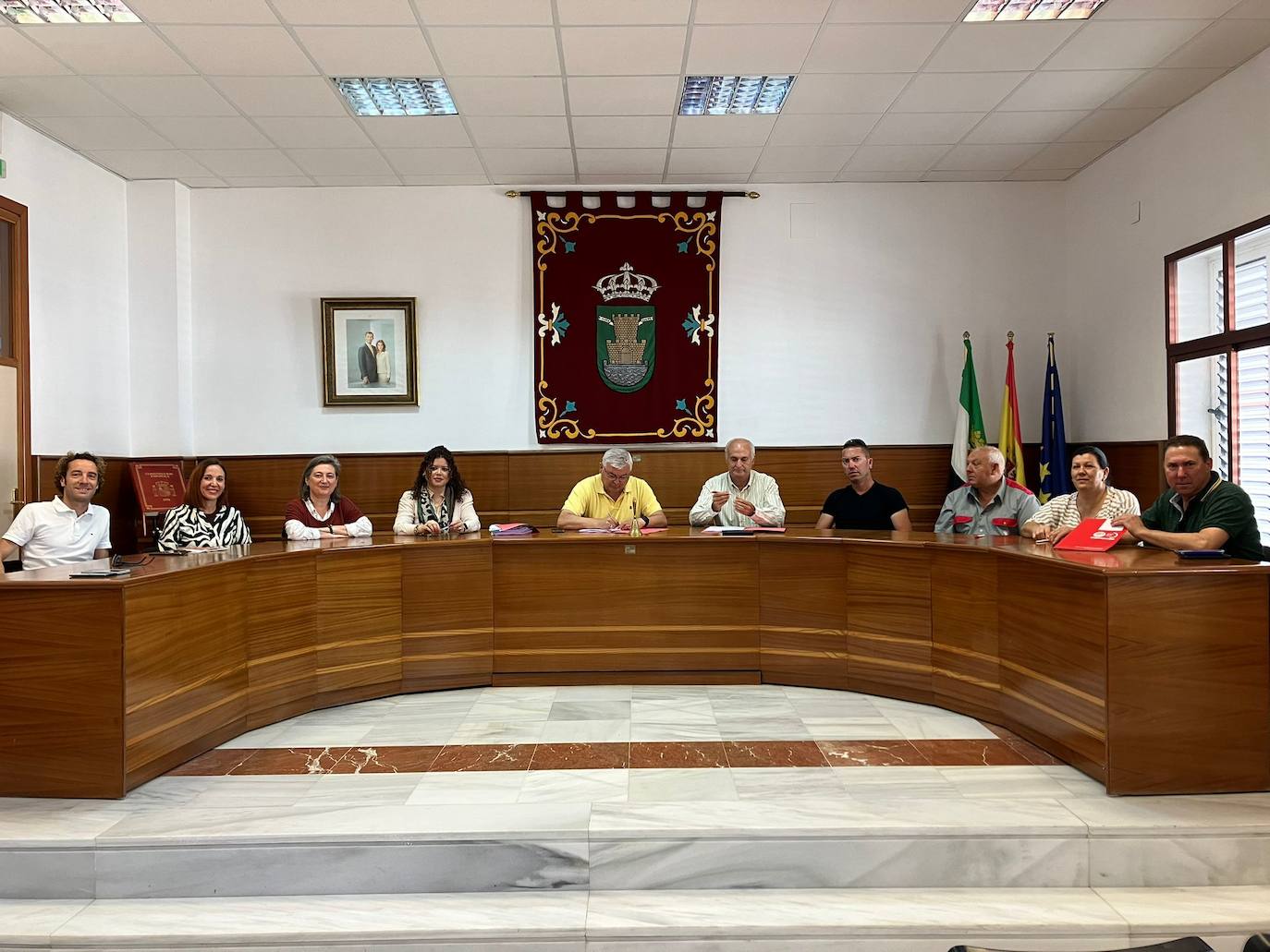 El alcalde de Alconchel, la secretaria-interventora, y los representantes sindicales, esta mañana en el salón de plenos del Ayuntamiento durante la firma del convenio.