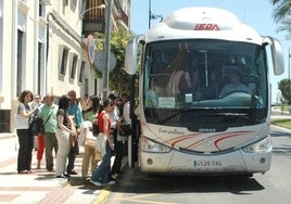 Funcionarios de la Junta se suben al bus para volver a sus domicilios.