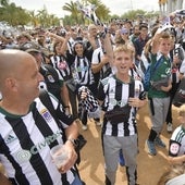 La afición del Badajoz cambia el color de la feria