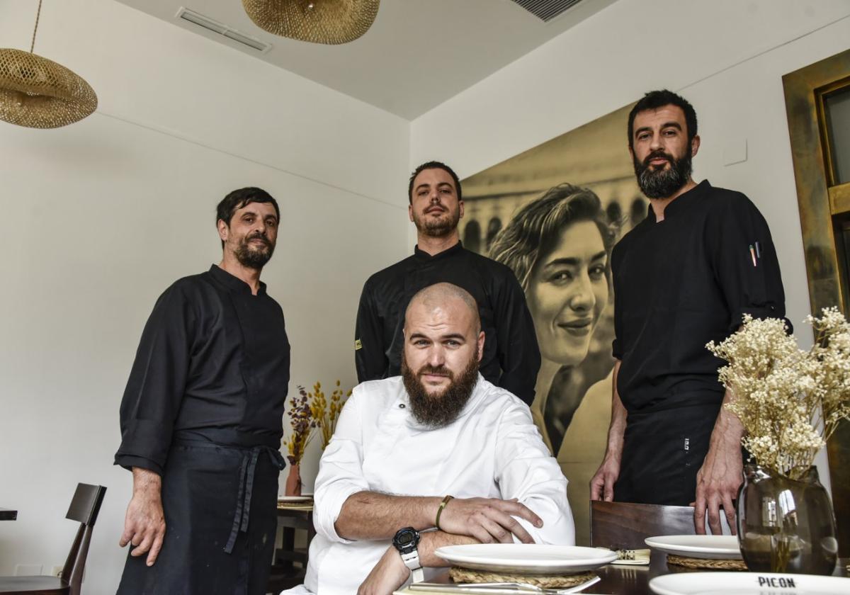 El equipo de cocina de Picón, con Juanjo de blanco, es, además, un grupo de buenos amigos.