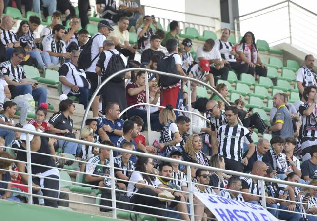 La afición arropó al equipo hasta el último minuto.