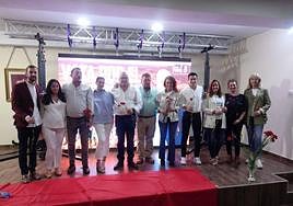 Óscar Díaz (en el centro), junto al resto de integrantes de la candidatura del PSOE de Alconchel.