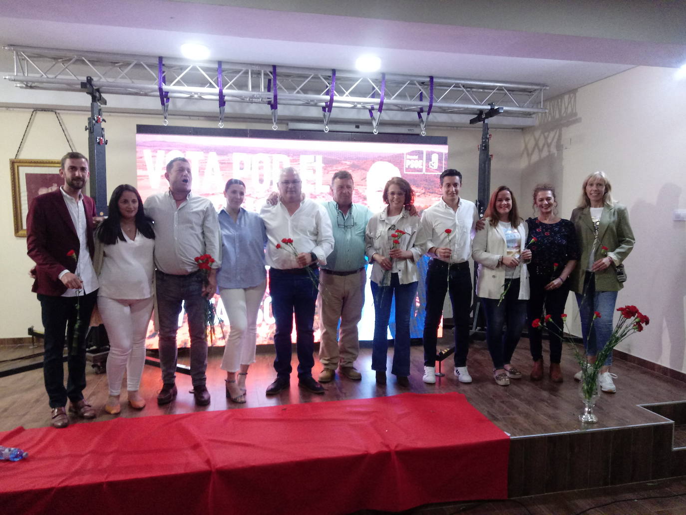 Óscar Díaz (en el centro), junto al resto de integrantes de la candidatura del PSOE de Alconchel.