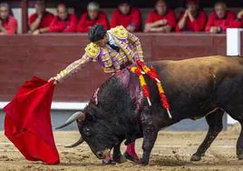 El diestro Pablo Aguado durante la faena a su primer toro, este sábado en la Monumental de Las Ventas.