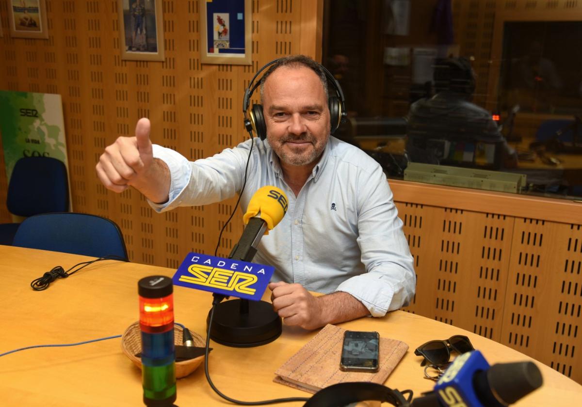 Paco Santos, en el estudio de la Cadena Ser, donde dio sus primeros pasos profesionales.