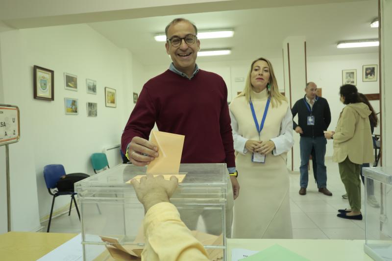 Rafa Mateos, aspirante a la Alcaldía de Cáceres por el PP, ha votado cerca del mediodía en el Aula de la Tercera edad de la avenida Hernán Cortés