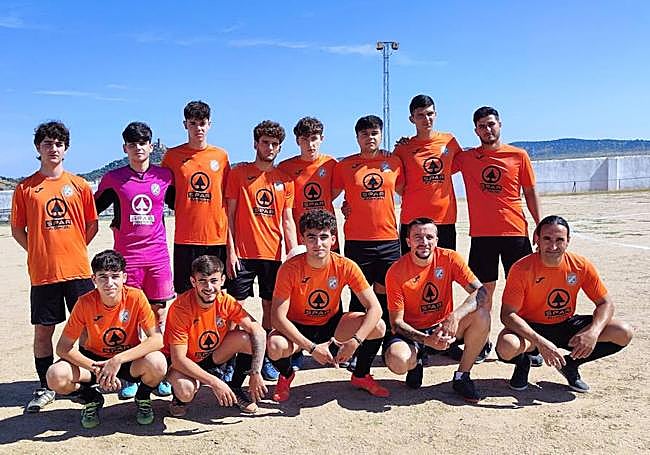 Componentes del equipo juvenil que se midió frente al equipo absoluta y frente a los veteranos del C.F. Alconchel.