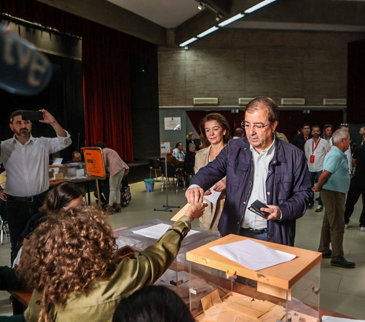 El presidente de la Junta y candidato del PSOE a la reelección, Guillermo Fernández Vara, ha reconocido que está viviendo «muy tranquilo» esta jornada electoral que para él será la última según anunciaba hace apenas dos días. El socialista ha votado en la Casa de Cultura de Olivenza. 