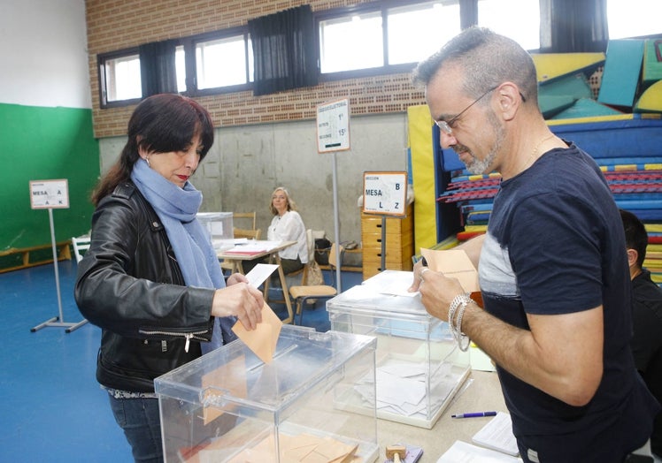 Consuelo López, candidata de Podemos en Cáceres, ha votado a las 10,30 horas en el CEIP Castra Caecilia